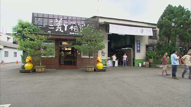 18422