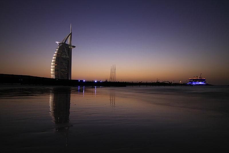 800px-Burj_Al_Arab_and_360_degree_club,_Dubai,_UAE