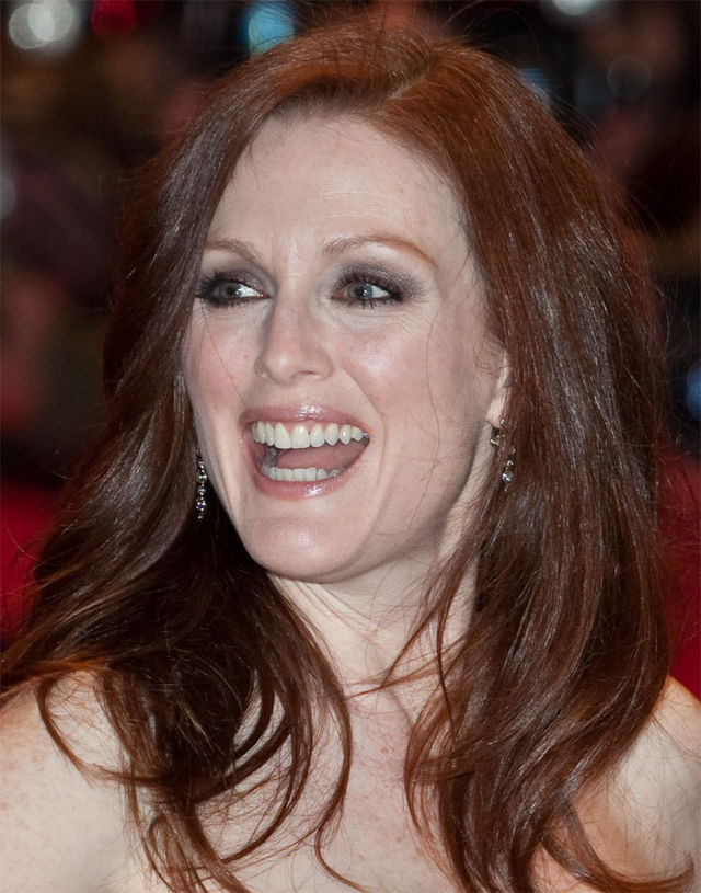 Julianne_Moore_(Berlin_Film_Festival_2010)_3_(cropped)