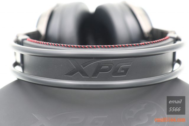 XPG PRECOG 預知者 電競耳機-頭帶部分是皮革材質，上方有XPG的浮水印