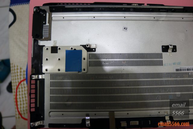 XPG XENIA女武神薩尼亞 電競筆電 1660Ti 開箱-殼的背面有黏導熱矽膠片