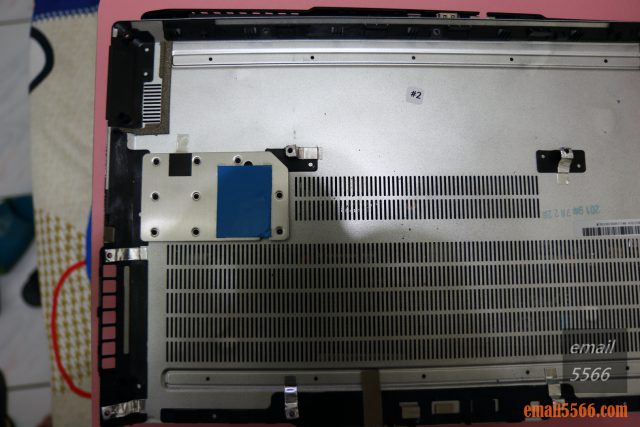 XPG XENIA女武神薩尼亞 電競筆電 1660Ti 開箱-殼的背面有黏導熱矽膠片 XPG XENIA女武神薩尼亞 電競筆電 1660Ti 開箱-殼的背面有黏導熱矽膠片
