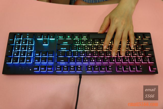 海盜船 CORSAIR K60 RGB PRO機械電競鍵盤 開箱-窄身 RGB CHERRY VIOLA軸-Elly 手指模特