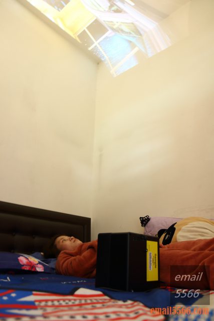 全球最小3LCD 雷射投影機 Epson EF12-天花板前投、無線投影、Android TV、自動對焦/水平垂直梯型修正-Elly 躺在床上看youtube