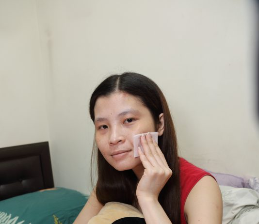 台灣製造 NU+derma-金采極緻晶凍凝露 拯救乾燥危肌-化妝水倒入手心輕按臉上幫助化妝水吸收