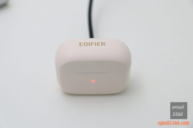 EDIFIER 漫步者 TWS1 PRO 防水防塵的真無線藍牙耳機 開箱-充電指示燈