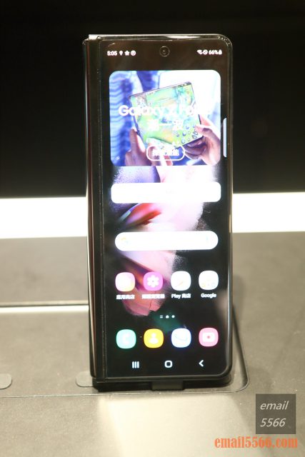 2021 三星最新旗艦摺疊Galaxy Z Fold3/Flip3 雙旗艦體驗會-Galaxy Z Fold3 外面的封面螢幕，大多是負責日常的手持操作