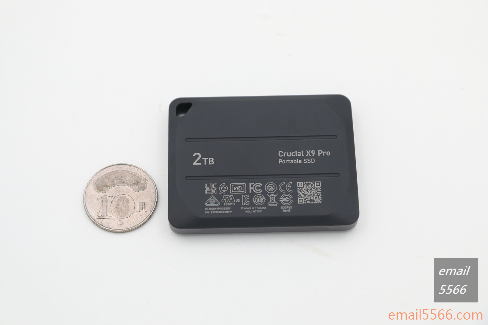 美光 Crucial X9 Pro 行動SSD硬碟 2TB 開箱-背面則是搭配柔軟觸感具備彈性橡膠底座