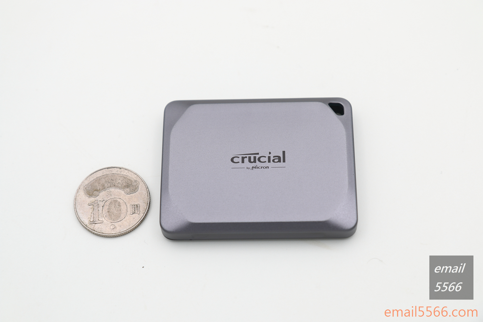 美光 Crucial X9 Pro 行動SSD硬碟 2TB 開箱-正面採用陽極氧化鋁的外殼設計